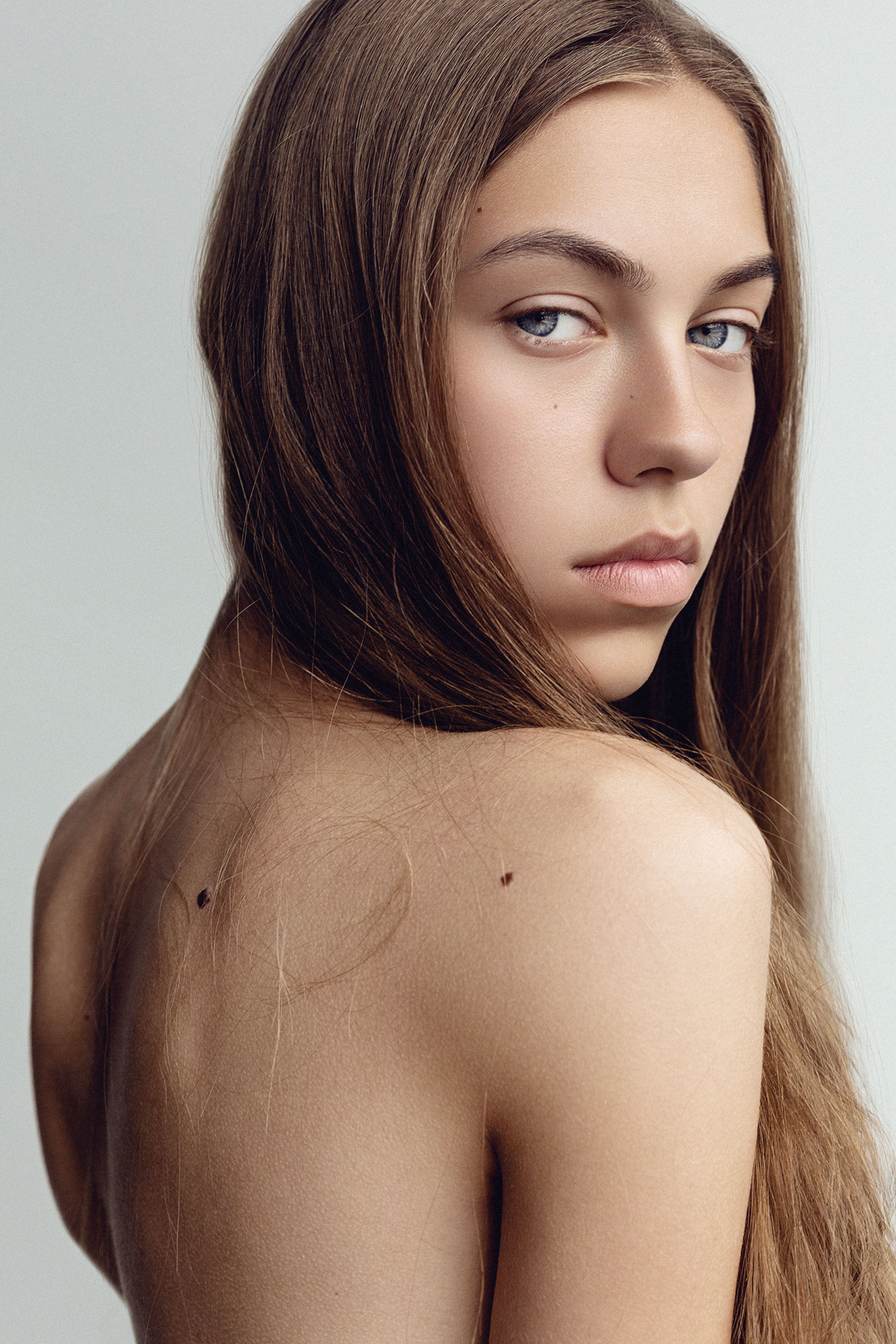 Professional beauty retouching (before) by STUDIO OTHERNESS photo by Robertas Pledas model from Ruta Model management