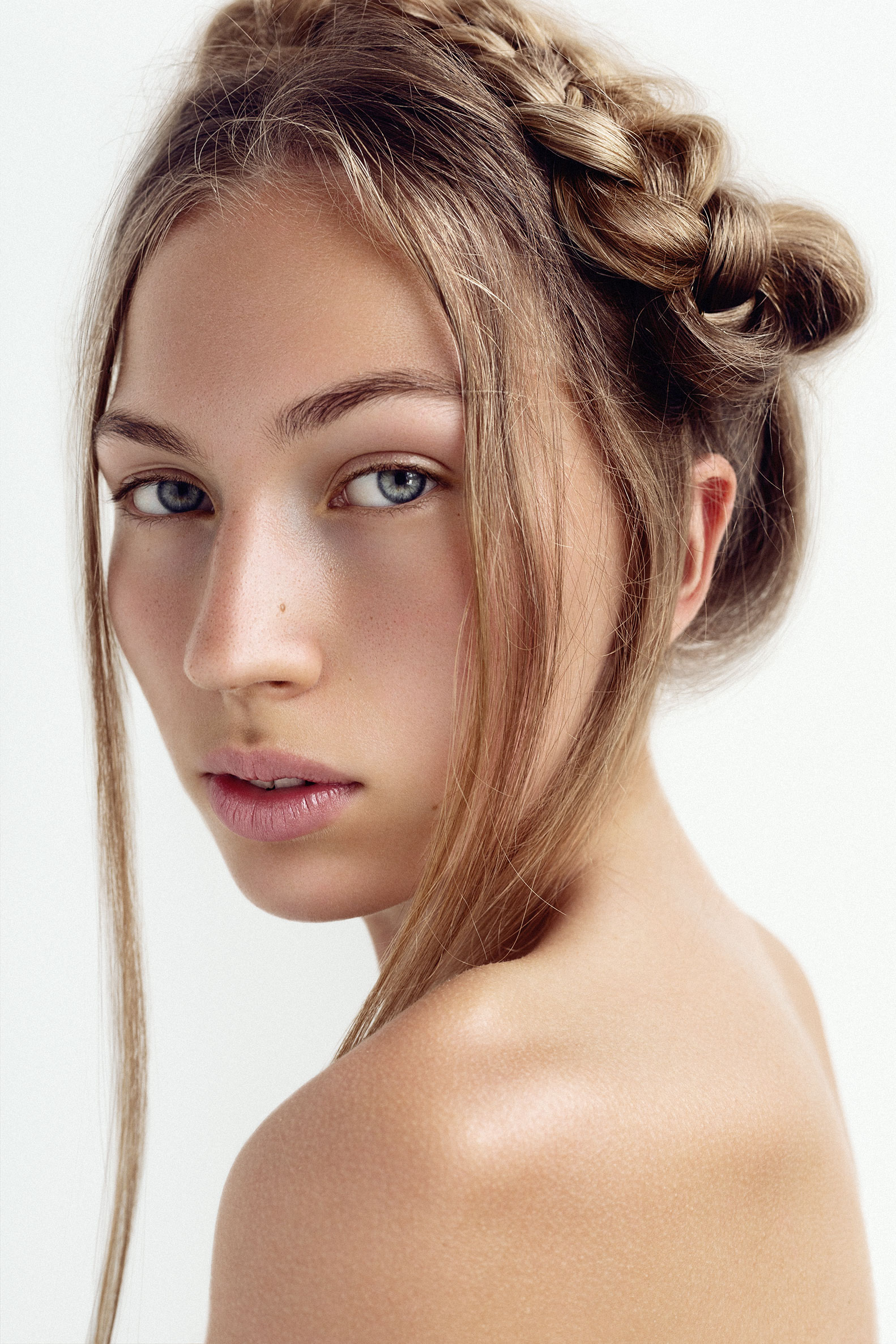 Professional beauty retouching (before) by STUDIO OTHERNESS photo by Robertas Pledas model from Ruta Model management