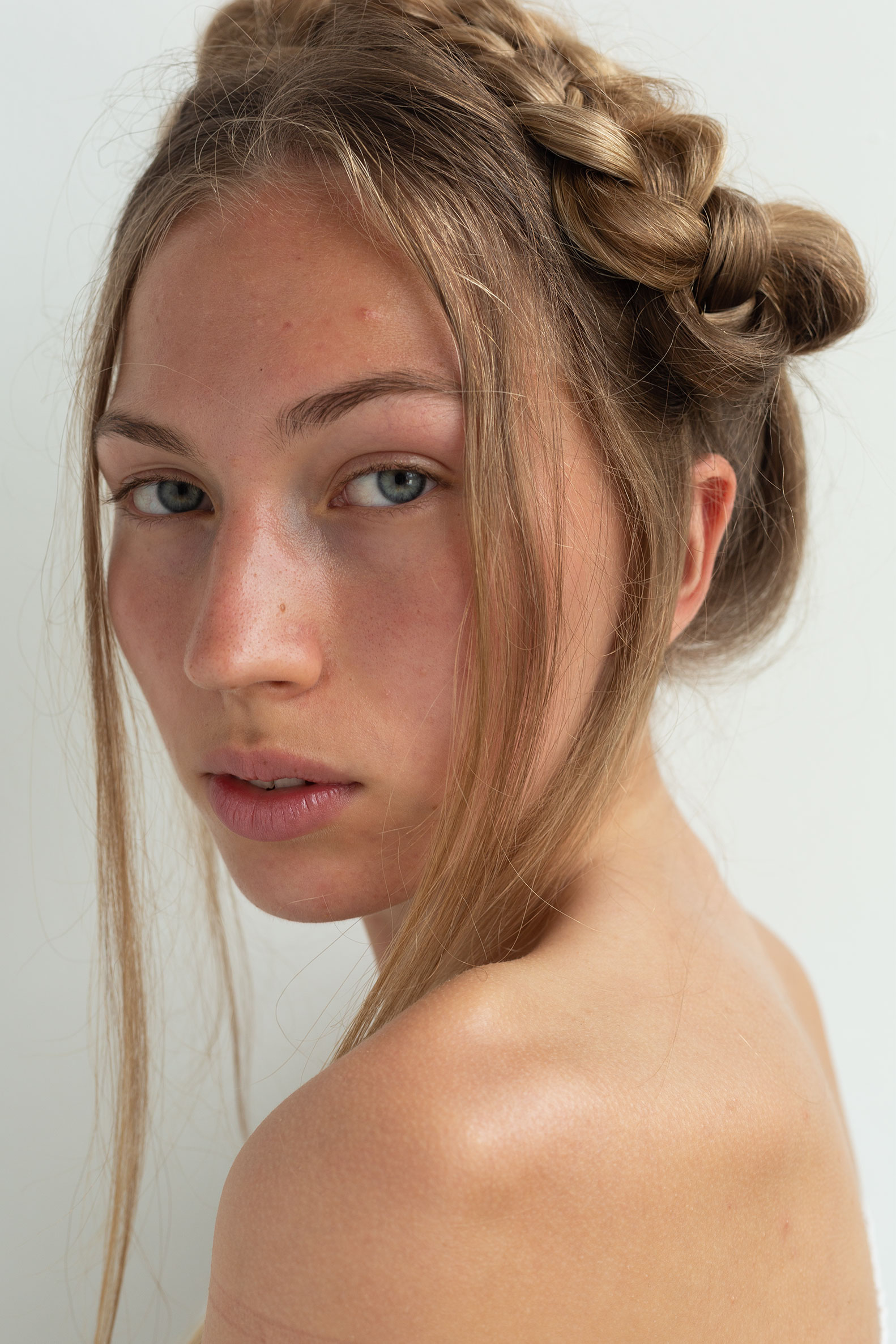 Professional beauty retouching (before) by STUDIO OTHERNESS photo by Robertas Pledas model from Ruta Model management
