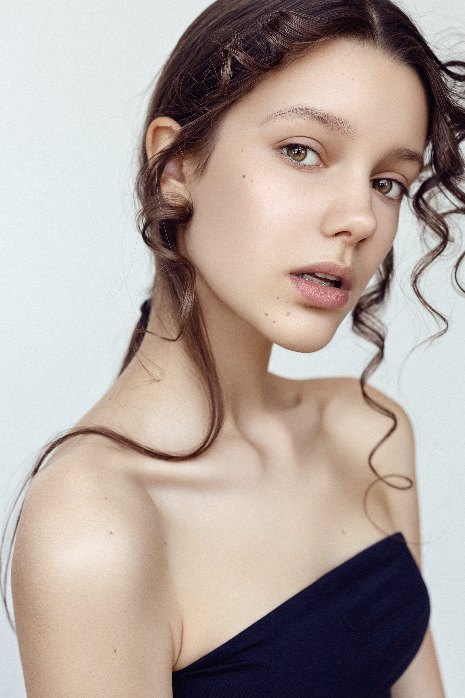 Professional beauty retouching (before) by STUDIO OTHERNESS photo by Robertas Pledas model from Ruta Model management