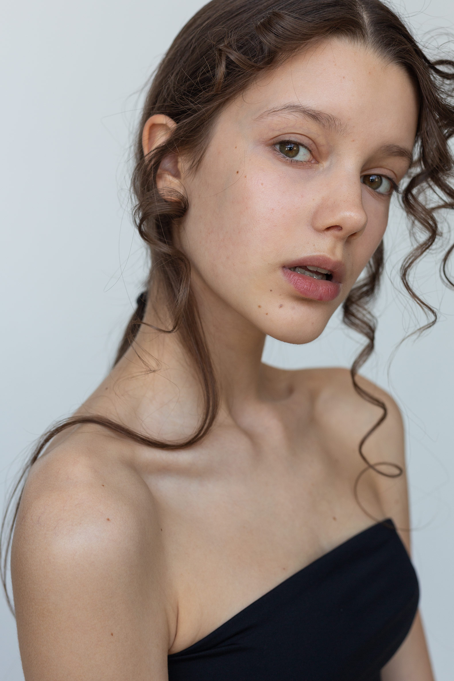 Professional beauty retouching (before) by STUDIO OTHERNESS photo by Robertas Pledas model from Ruta Model management