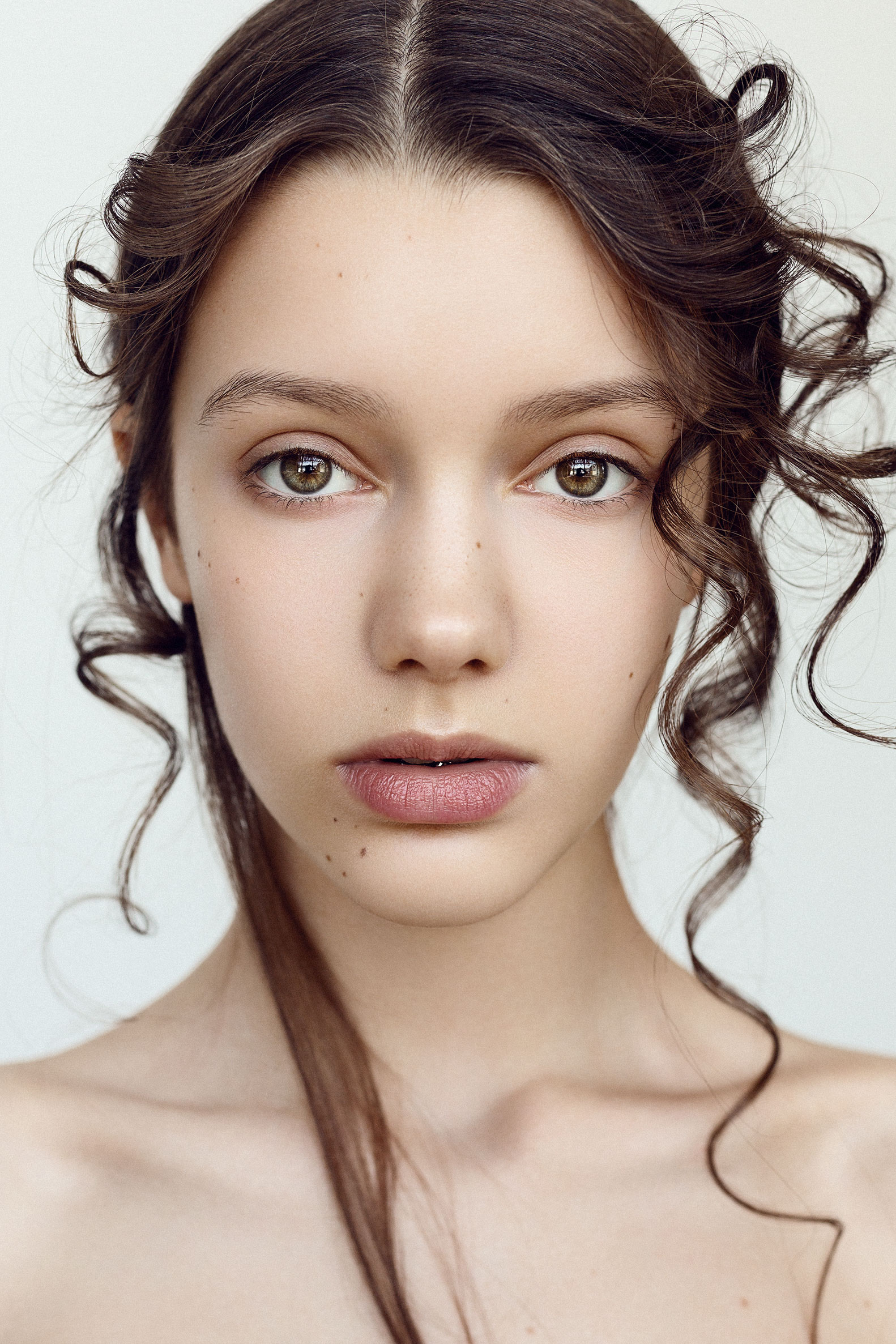 Professional beauty retouching (before) by STUDIO OTHERNESS photo by Robertas Pledas model from Ruta Model management