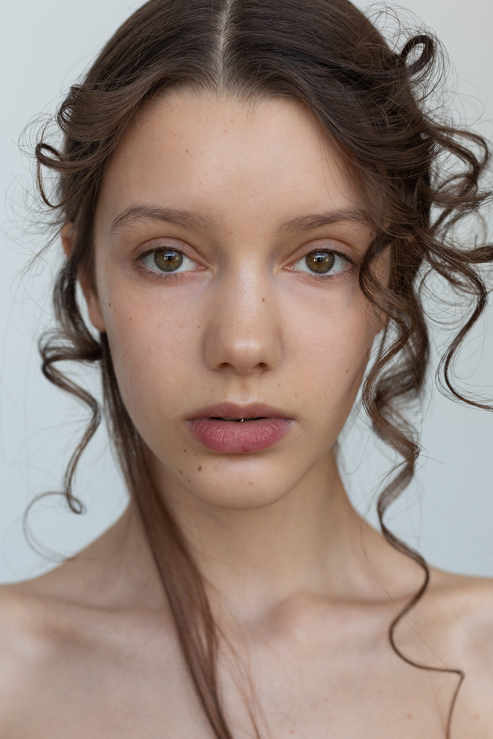 Professional beauty retouching (before) by STUDIO OTHERNESS photo by Robertas Pledas model from Ruta Model management