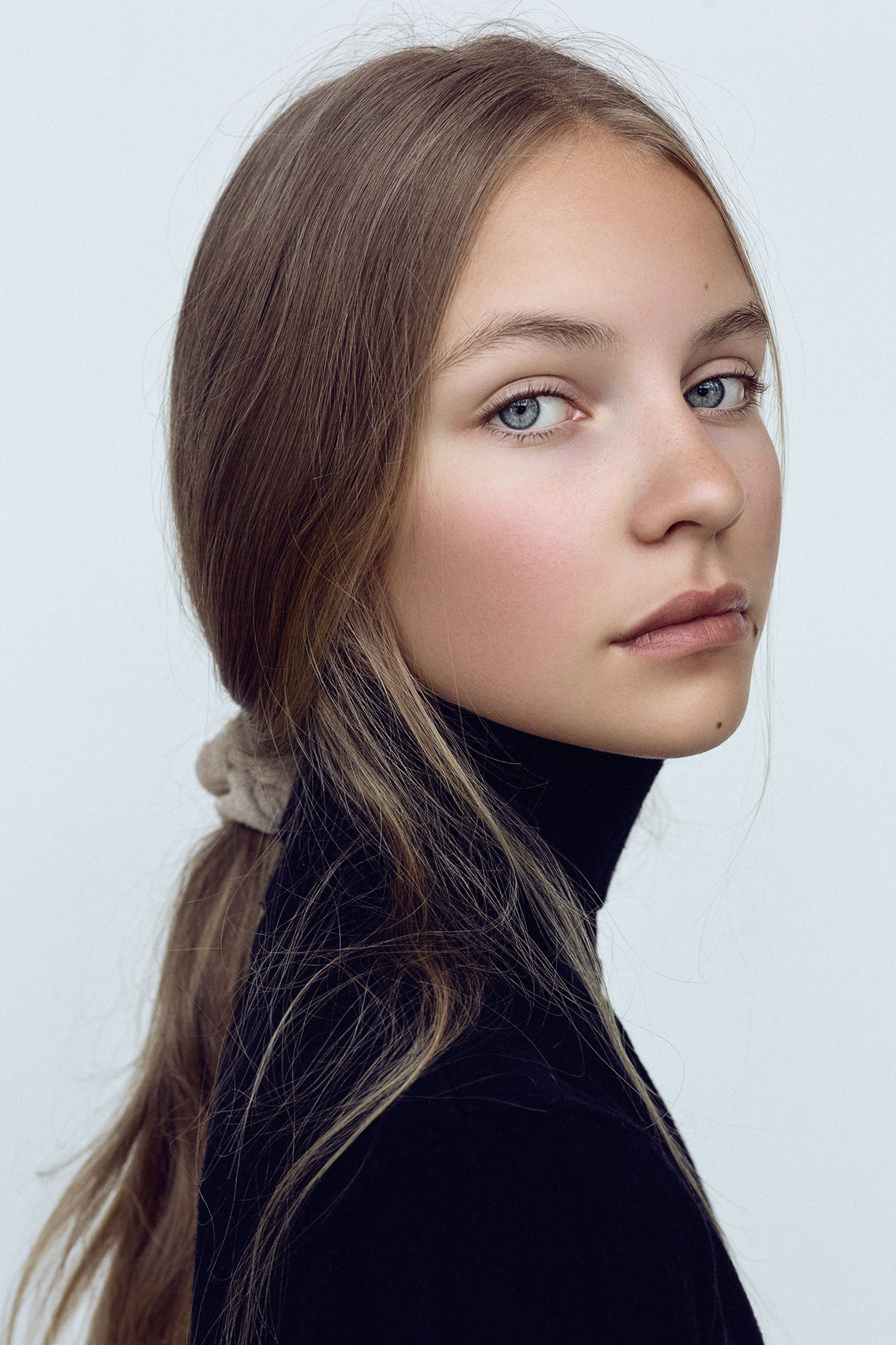 Professional beauty retouching (before) by STUDIO OTHERNESS photo by Robertas Pledas model from Ruta Model management