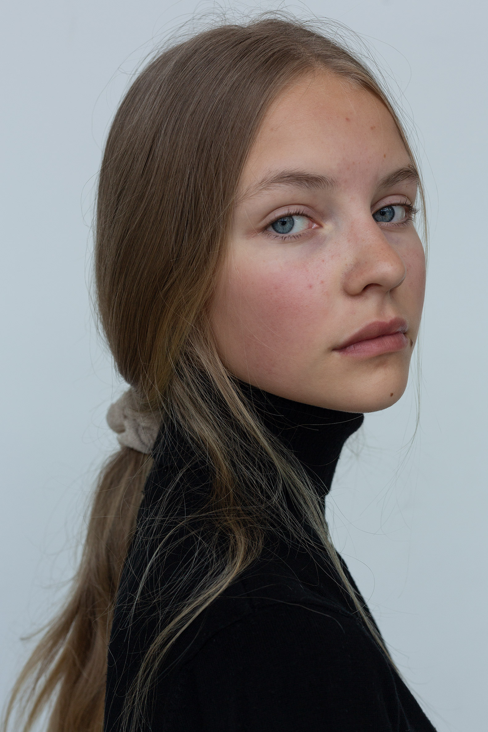 Professional beauty retouching (before) by STUDIO OTHERNESS photo by Robertas Pledas model from Ruta Model management