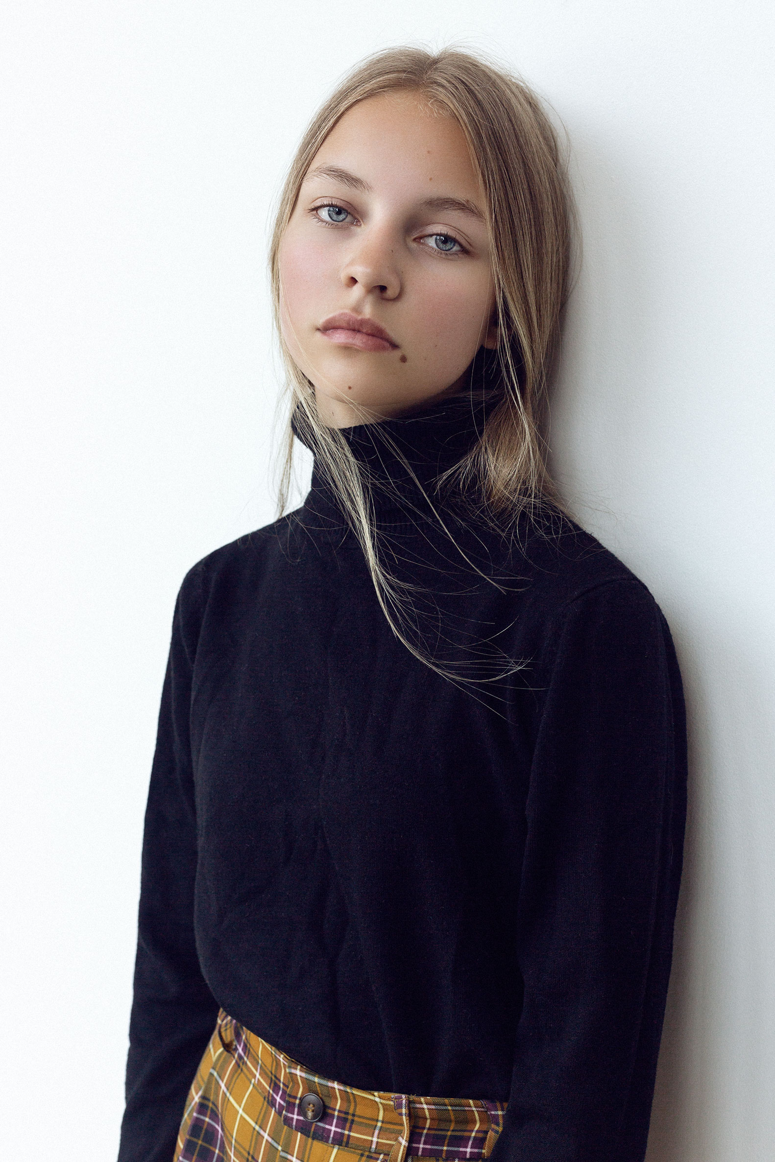 Professional beauty retouching (before) by STUDIO OTHERNESS photo by Robertas Pledas model from Ruta Model management