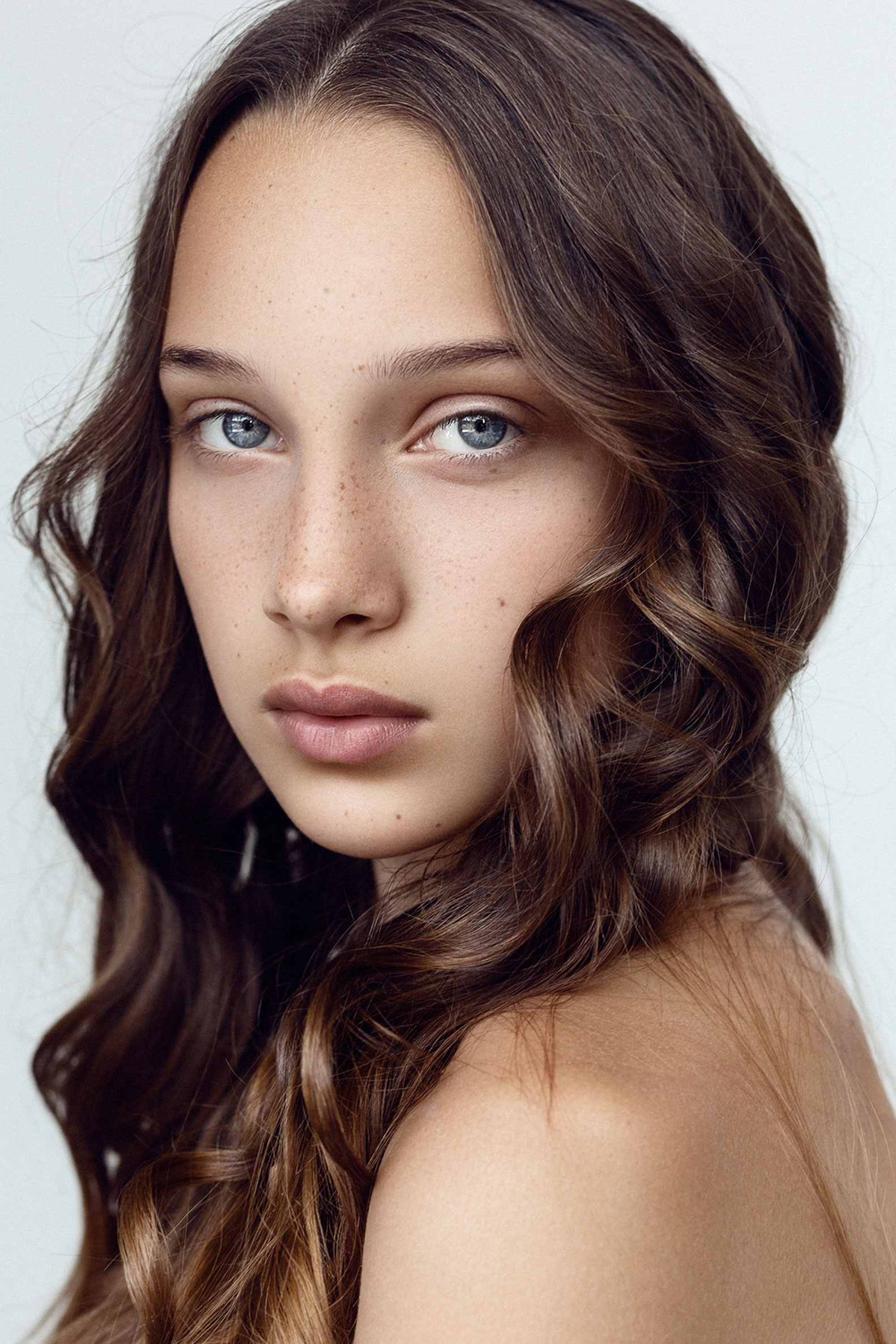 Professional beauty retouching (before) by STUDIO OTHERNESS photo by Robertas Pledas model from Ruta Model management