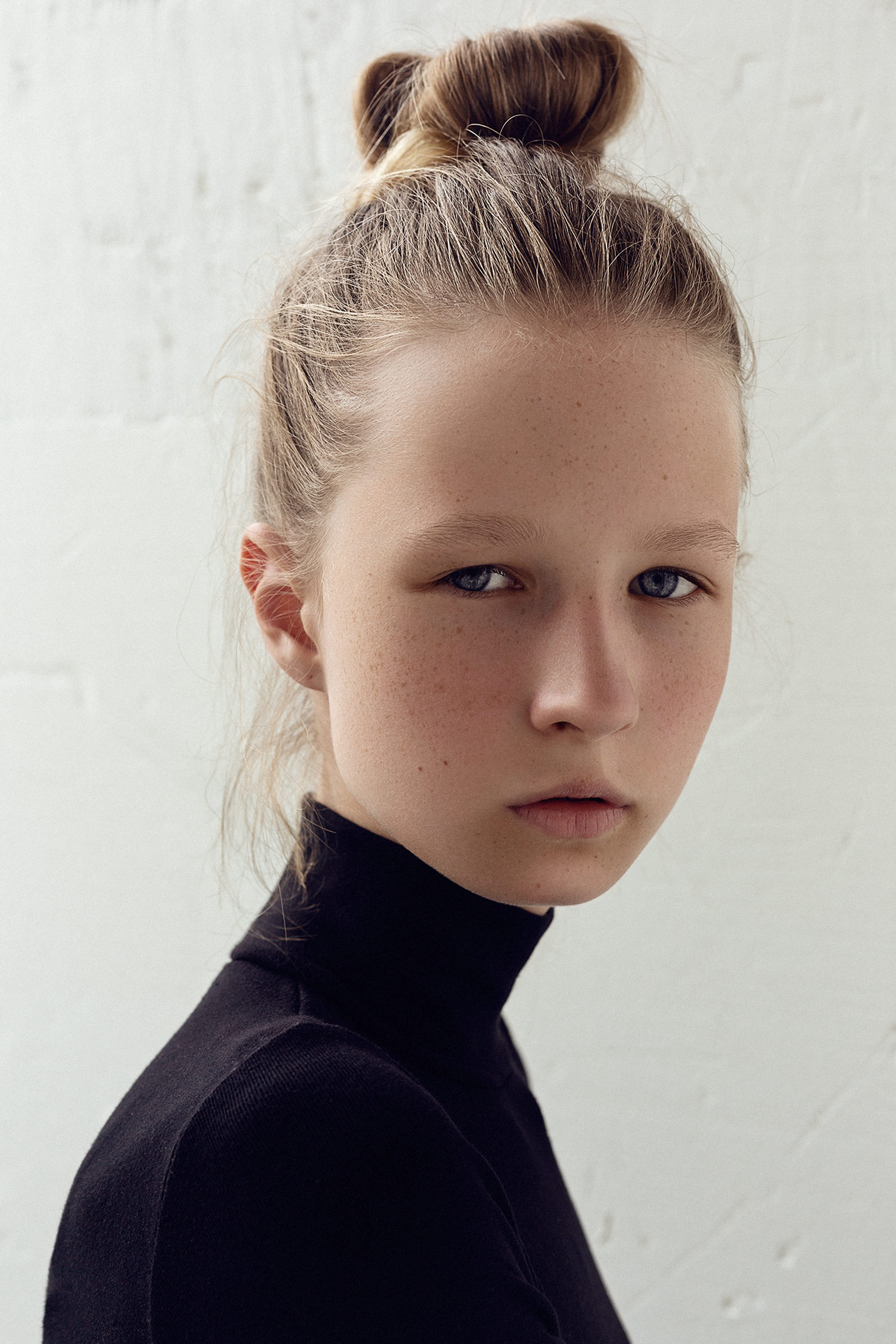 Professional beauty retouching (before) by STUDIO OTHERNESS photo by Robertas Pledas model from Ruta Model management