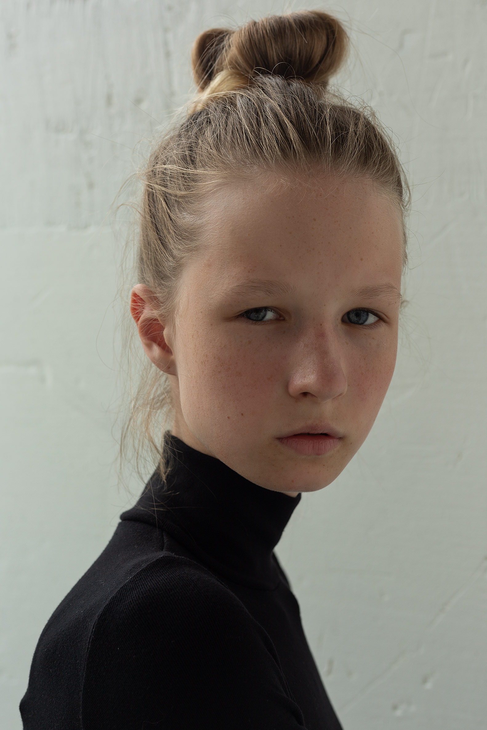 Professional beauty retouching (before) by STUDIO OTHERNESS photo by Robertas Pledas model from Ruta Model management